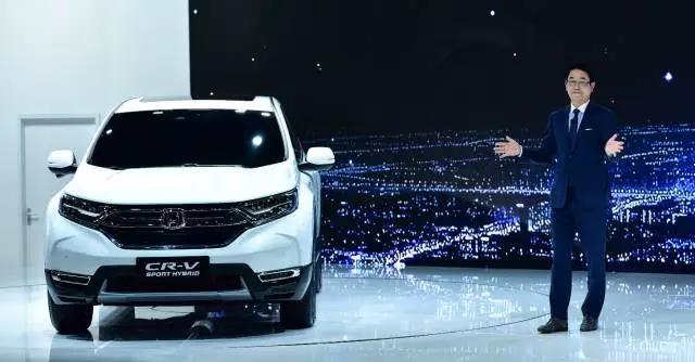 作為全球最暢銷的SUV， CR-V創(chuàng)造了無(wú)數(shù)個(gè)奇跡。撇開(kāi)全球不說(shuō)，從2004年CR-V被引進(jìn)到中國(guó)市場(chǎng)以來(lái)，就開(kāi)拓了城市SUV市場(chǎng)，開(kāi)啟了國(guó)內(nèi)高品質(zhì)SUV生活潮流。進(jìn)取之路永不停止，就在此次上海車展期間，東風(fēng)本田CR-V也終于迎來(lái)了全新?lián)Q代，實(shí)現(xiàn)了從內(nèi)到外的全面革新。